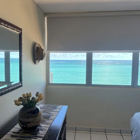 Breathtaking Ocean view 14th floor condo, 10 minutes from the airport
