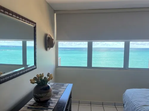 Breathtaking Ocean view 14th floor condo, 10 minutes from the airport