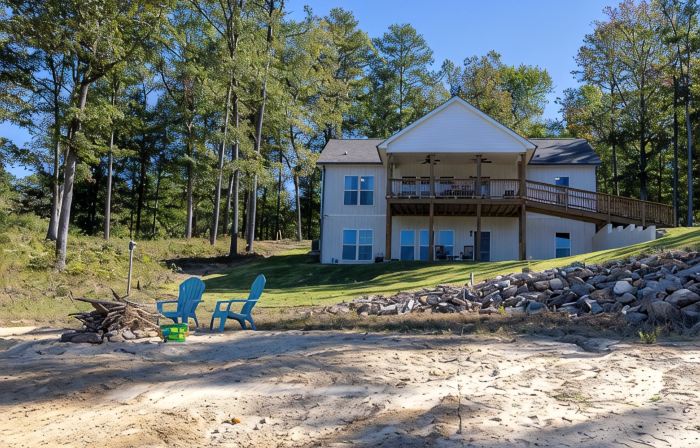 Spacious 6-bedroom house on beautiful Lewis Smith Lake