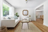 Luxury King Suite, 125-yr historic home, 2 blocks from Main St. Crib included