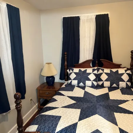 “The Mountain View” is a welcoming apartment with AC in charming Boomer by river
