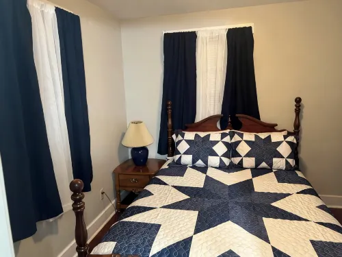 “The Mountain View” is a welcoming apartment with AC in charming Boomer by river