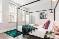 Romantic King Apt w/ Sea View, Free Gym & Parking - Condos