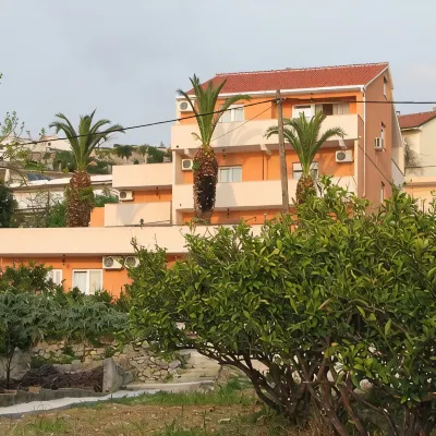 Villa Luketa Các khách sạn gần Trung tâm mua sắm City Center One Split