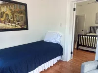 Charming Apartment with Pool, Free Parking, Walk to Everything Downtown. - Huoneistot