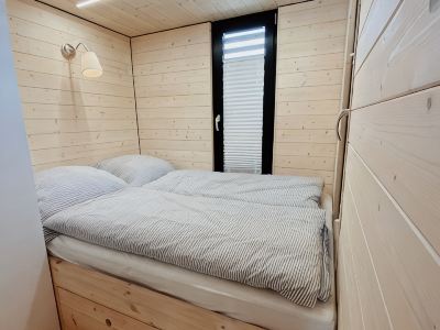 Cozy and romantic houseboat in a prime location with fireplace and sauna.