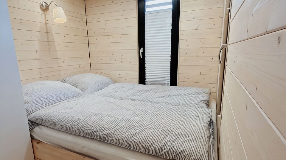 Cozy and romantic houseboat in a prime location with fireplace and sauna.