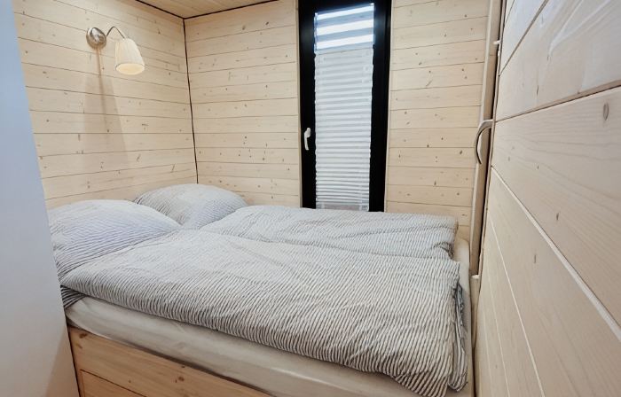 Cozy and romantic houseboat in a prime location with fireplace and sauna.