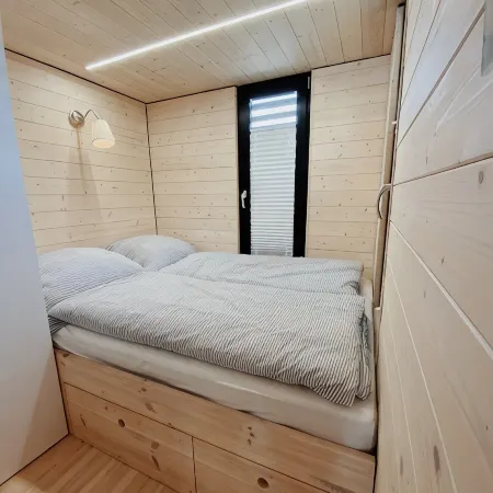 Cozy and romantic houseboat in a prime location with fireplace and sauna.