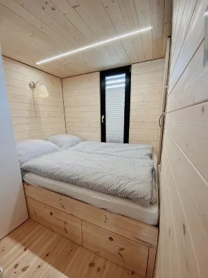 Cozy and romantic houseboat in a prime location with fireplace and sauna.