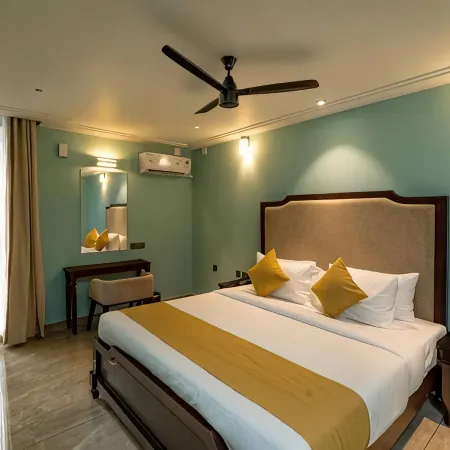 Saravana Grand Suites – A Unit of Saravana Bhavan Veg Tables Kochi Отели рядом с достопримечательностью «Больница «Астер-Медсити»»