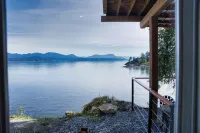 Amazing Views, Private, Spacious, Waterfront with Fire Table, Luxury Furniture.