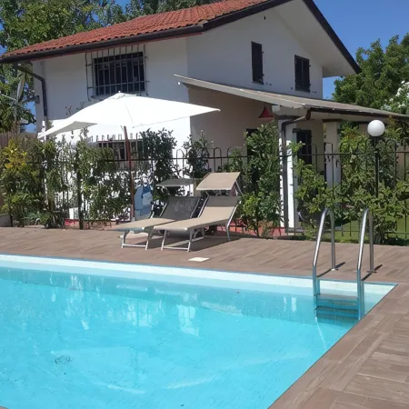 Villa with swimming pool a stone's throw from the sea