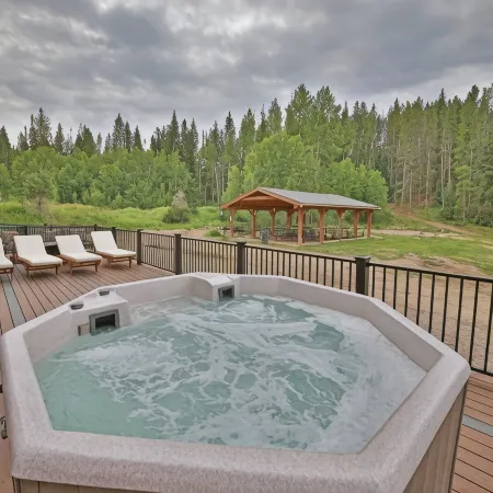 Riverfront Hot Tub, 6 Min Drive to Winter Park Resort Walking Distance Downtown.