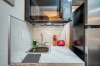 Cozy Studio Just 5 Minutes from Miami Airport! Comes with 1 Free Parking Space. - Kitchens