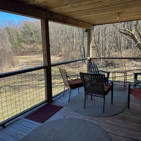 Cozy cabin in charming Kenoza Lake with WiFi, AC, pond,fire pit, lotof amenities