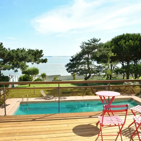 Villa with swimming pool and magnificent sea view