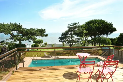 Villa with swimming pool and magnificent sea view