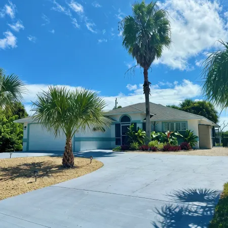 Spacious 3Br Beach House, Hot Tub, Walk to Ocean – Dog Friendly