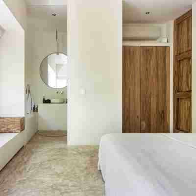 Casa Areca, 4 bed/4.5 bath World Renowned Design Villa, Pool, Rooftop, 24/7Guard Rooms