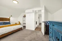 The Family Roost - warm, stylish new Barndo rolling hills & Rocky Mountain Views