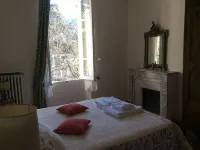 Beautiful Provencal house, French billiards and swimming pool - 8 people Hotels in Robion