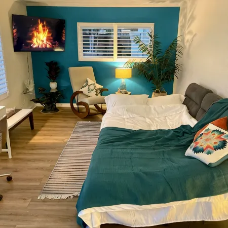 SurfView VR: Best Ocean and Pier View, 5 mins to Beach, Cozy Patio, Pet Friendly