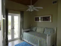 %Off Luxury Home, Waterfront, 5 Mins from Ocean, 80FT Dock, Hot Tub - อ่างจากุชชี่