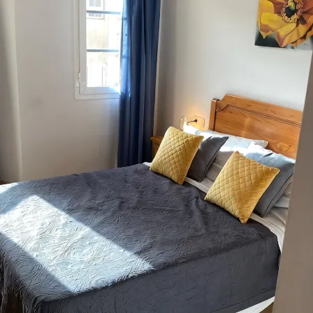 Sleeps 4 Fully Equipped, Clean & Airy, Child Friendly House Overlooking Pool.