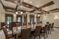 Entire Mansion with Indoor Pool! Perfect for Hosting Groups. on Lake Michigan - 5 звезд
