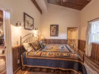 Renovated Barn Home on Private Estate • Near Skiing & Scenic Views マーズ・ヒルのホテル