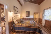 Renovated Barn Home on Private Estate • Near Skiing & Scenic Views - 4 stjerner
