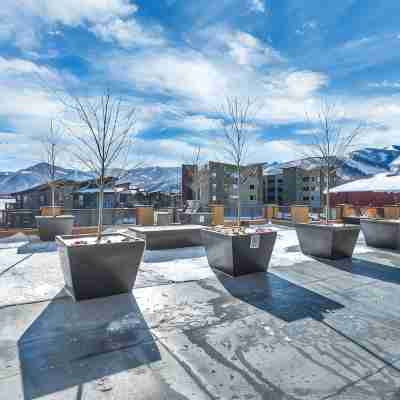 BEST VIEWS in Newpark Terrace! 2Bed/ 2Bath- Close to Skiing and walk to shops! Others