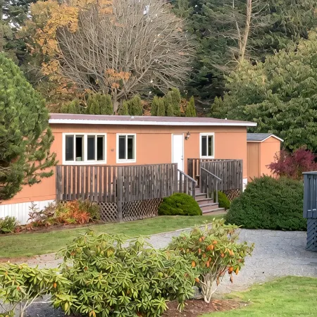 Private Beach Access Trail, peaceful wooded setting - sleeps 3