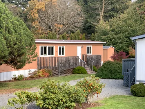 Private Beach Access Trail, peaceful wooded setting - sleeps 3 - Beach
