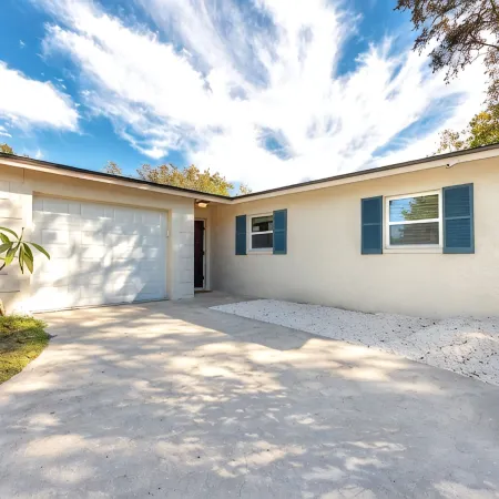 Modern 3BR 1BTH with Hot Tub Minutes Away From Gulf Beaches