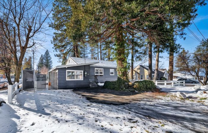 Burney Falls Bungalow - Comfy Atmosphere - Great Location!