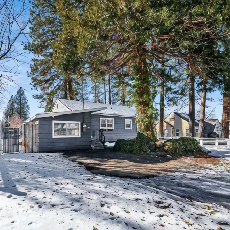 Burney Falls Bungalow - Comfy Atmosphere - Great Location!