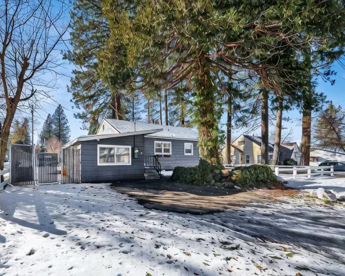 Burney Falls Bungalow - Comfy Atmosphere - Great Location! Hotels in Burney