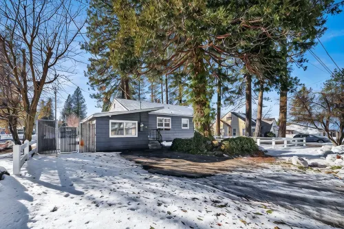 Burney Falls Bungalow - Comfy Atmosphere - Great Location!