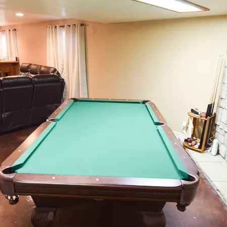 Huge 8Br for 20+: 6 Kings, Hot Tub, Cinema, Arcade, Pool Table & Big Parking
