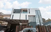 D Rhea Syariah - Hosteller
