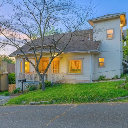 5 min walk to downtown! Newly renovated with original hardwoods and clawfoot tub