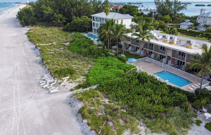 Charming 1-bedroom, beachfront condo in marvelous Longboat Key