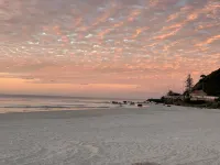 Coolangatta, Gold Coast unit walk to beach & shops
