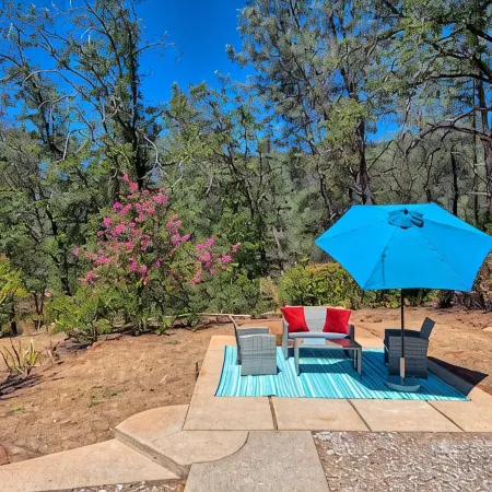 Peaceful Cottage Retreat - 1 mile from Lake Shasta
