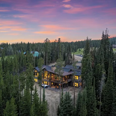 Big Sky Summit - Hot Tub, Fireplace & Ski Access