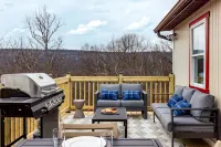 Secluded WV Retreat Hot Tub, Fire Pit & Kayaks - シャレー