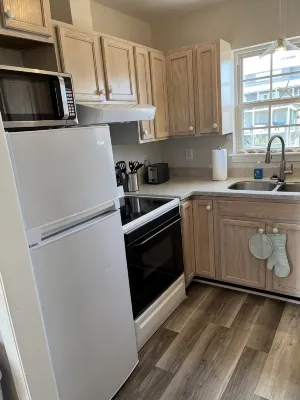 Cozy 2-Bedroom Cottage Near Triple S Marina - Wifi