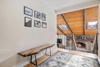 Cozy Private Chalet-Close to Skiing with Hot Tub-Pet Friendly